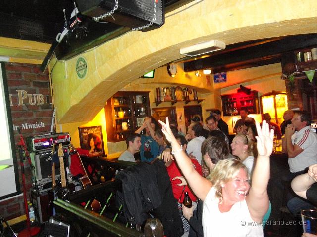2013 Bayern Triple im Kilians 06.jpg - So freuen sich wahre Bayern Fans!